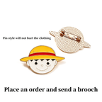 One Piece Monkey D. Luffy Ensemble de Bijoux 3 Pièces, Collier Affiche de Recherche + Bracelet Chapeau de Paille + Pin's Émaillé, Pack d'Accessoires de Collection Anime